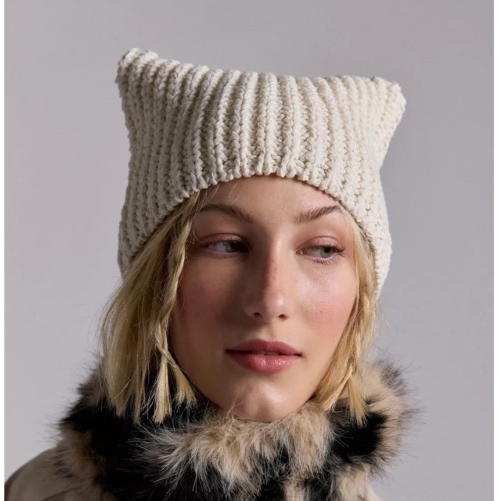 Urban Outfitters Cream Cotton Chunky Ribbed Beanie Hat Square Top
